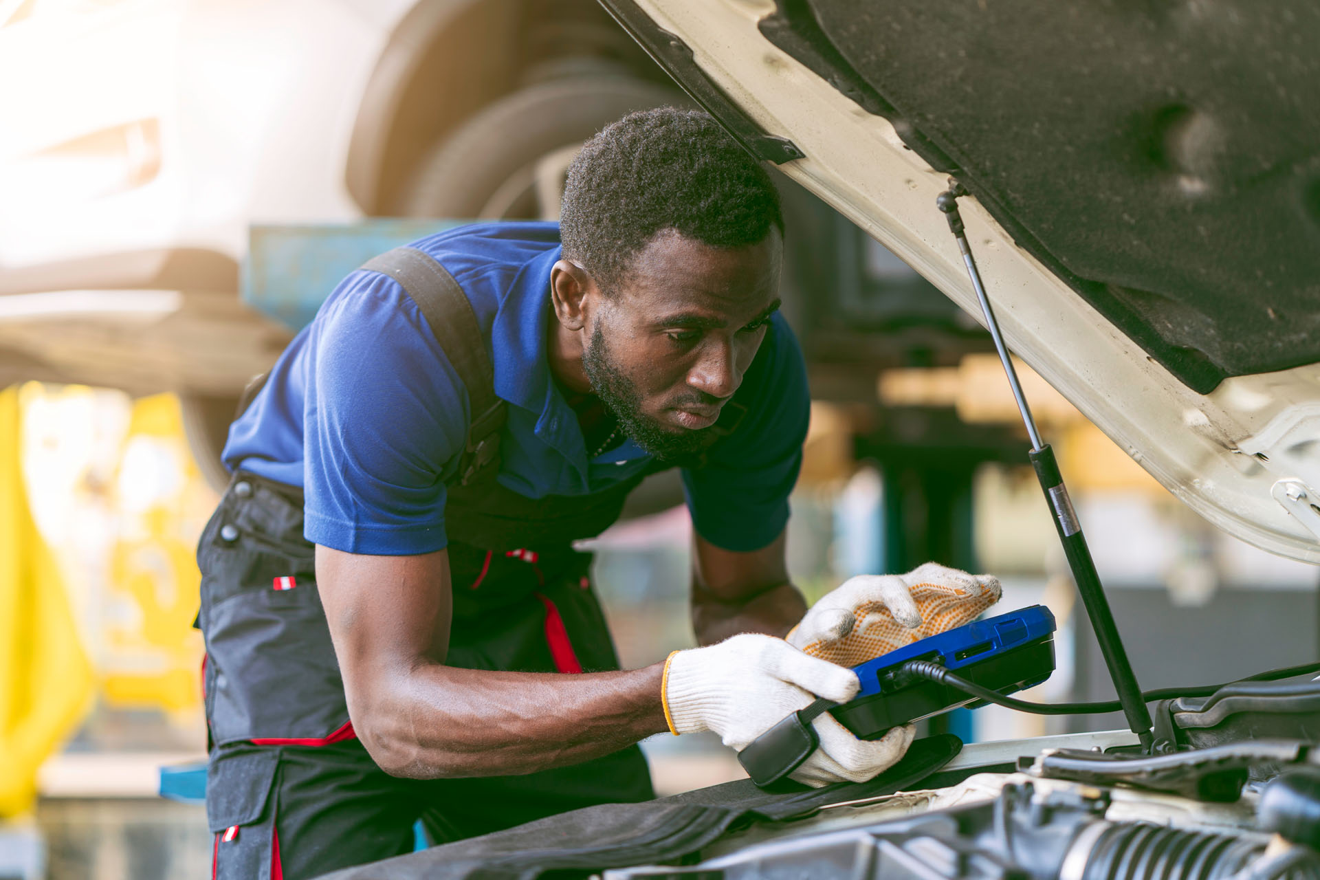 Devenir Mécanicien auto : missions, salaire, formations